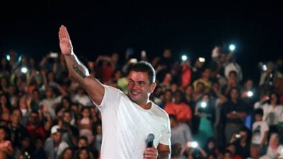 فرقة عمرو دياب تصعد لمسرح 