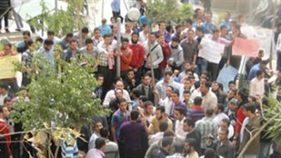 وقفة احتجاجية لعمال سيراميكا كليوباترا بالسويس للمطالبة برواتبهم