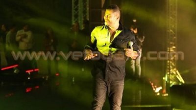 «الهضبة» يعتذر عن عدم تفاعله مع جمهوره بسبب «إصابته»