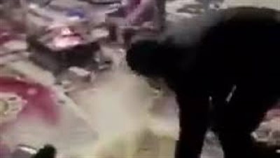 استهتار شباب بالطعام يثير غضب السعوديين (فيديو)