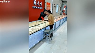 رد فعل موظفة عندما أخذت امرأة قلادة وركضت داخل متجر مجوهرات (فيديو)