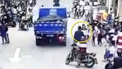 لحظة إنقاذ صبي دفعه زميله أسفل عجلات شاحنة (فيديو)