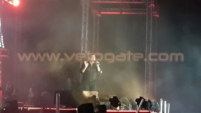 بالصور.. «الهضبة» يبدأ حفله بـ«شفت الأيام»