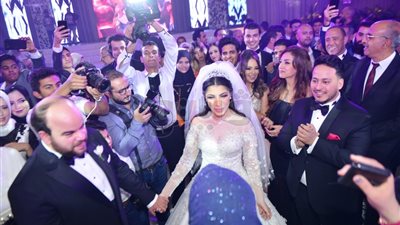 نجوم مسرح مصر يلتقطون الصور التذكارية في حفل زفاف محمد عبد الرحمن
