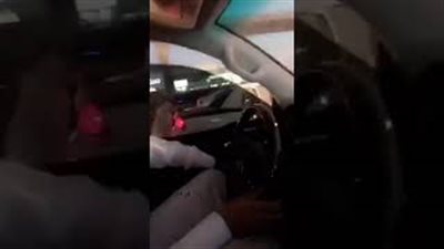 شخص يعتدي على رجل مرور بساطور (فيديو)