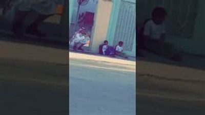 تصرف معلم سعودي مع طلابه يشعل مواقع التواصل (فيديو)