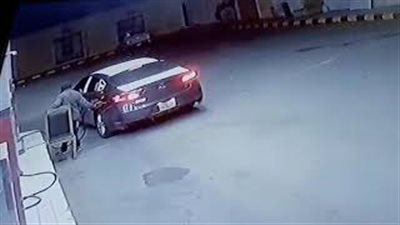 لحظة الاعتداء على عامل بمحطة وقود وسرقته في السعودية (فيديو)