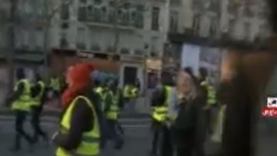 مناوشات بين متظاهري السترات الصفراء والشرطة في فرنسا (فيديو)