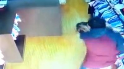 لحظة اعتداء شخص على بائعة بالضرب المبرح (فيديو)