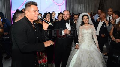 عمرو دياب يشعل زفاف محمد عبد الرحمن بأغنية «قمرين» (فيديو وصور)