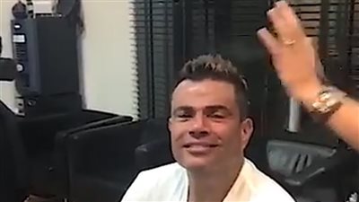 صور عمرو دياب في «صالون حلاقة» بالإمارات