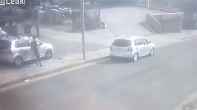 لحظة اختطاف 4 رجال لامرأة بسيارتها (فيديو)