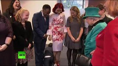 رد فعل غريب من طفل خلال استقباله ملكة بريطانيا (فيديو)