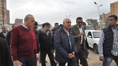 محافظ الجيزة يكافئ عامل نظافة لتفانيه في العمل (صور)