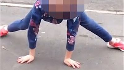 أطفال يهاجمون أسرة ويروعونها داخل منزلها (فيديو وصور)