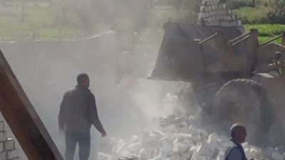 إزالة تعديات على أراض زراعية بالشواشنة في الفيوم (فيديو)