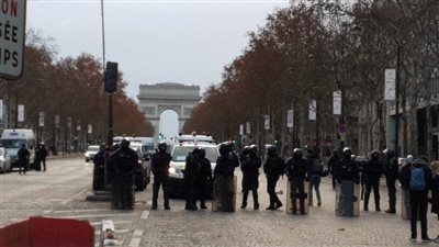 «السبت الدامي» في فرنسا.. تجدد المظاهرات واتساع قاعدة المحتجين.. ارتفاع سقف المطالب بإقالة الحكومة ورحيل ماكرون.. الشرطة تلجأ للاعتقال والغاز المسيل للدموع.. والرئيس الفرنسي يدرس إقالة وزراء