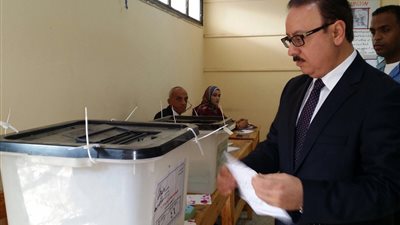 بالصور.. وزير الاتصالات يدلي بصوته في انتخابات «النواب» بالمنيل