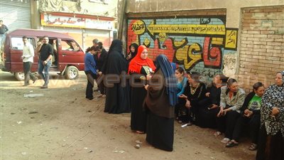 بالصور.. أنصار مرشح ينقلون المواطنين بالميكروباص للتصويت له بالخصوص