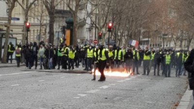 المتظاهرون يهاجمون المؤسسات الصحفية في فرنسا