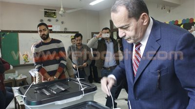 بالصور.. وزير الزراعة يدلي بصوته في لجنة «الكواكب» بمصر الجديدة