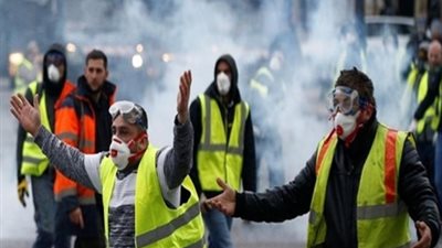 متظاهرو «السترات الصفراء» يقتحمون «مولا» تجاريا ويسرقون محتوياته