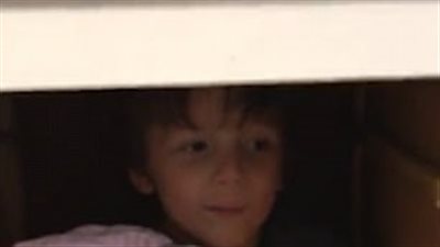 طفل يختبئ بمكان في المنزل لن تتوقعه (فيديو وصور)