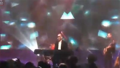 مطرب مشهور يغض البصر خلال حفل نسائي (فيديو)