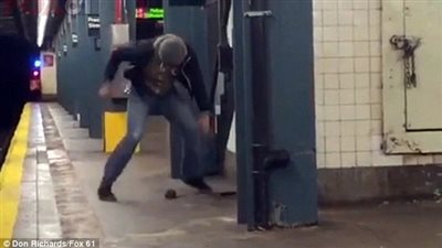 بالفيديو والصور.. فأر يثير ذعر رجل نائم ويحاول العبث بهاتفه