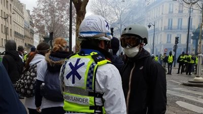 متظاهرو فرنسا يشعلون النيران بالسيارات (صور)