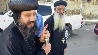 «أسقف السويس» يدلي بصوته في مدرسة محمد حافظ