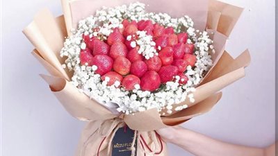 باقة الفراولة تنافس الورود في المناسبات الرومانسية (صور)