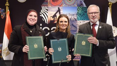 سحر نصر ونيفين جامع يوقعان منحة بـ15 مليون يورو لخدمة 6 محافظات