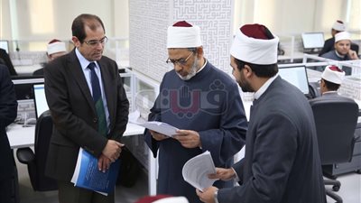 أحمد الطيب يتفقد مركز الأزهر العالمي للفتوى الإلكترونية (صور)