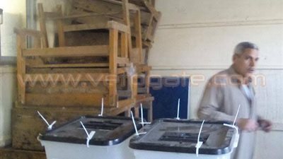 بالصور.. طرد ناخب لمحاولته وضع ورقة دعاية بصندوق الاقتراع في الشرقية