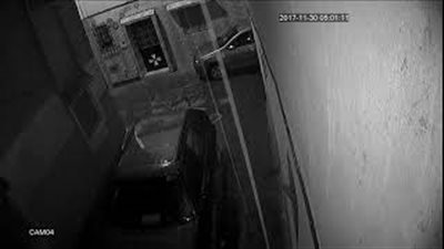 لحظة اعتداء لص على امرأة مسنة وسرقتها (فيديو)