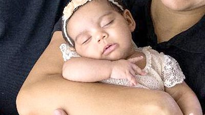 ولادة أول طفلة من رحم امرأة ميتة نقل لوالدتها (صور)