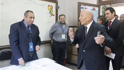 بالصور.. رئيس «القومي لحقوق الإنسان» يدلي بصوته بدائرة «مصر الجديدة»