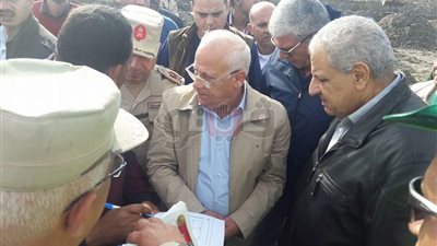 محلب ومحافظ بورسعيد يتفقدان محور 30 يونيو (صور)