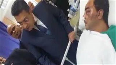 السفير المصري بالكويت يزور المواطن المعتدى عليه في المستشفي (فيديو)