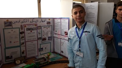 طالب يبتكر قطارا يولد طاقة كهربائية ويمنع الحوادث بـ3 آلاف جنيه (فيديو)