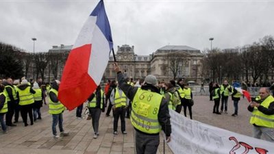 «لوفيجارو»: إعلان تدابير جديدة لحل أزمة «السترات الصفراء» في فرنسا