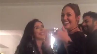 السلطانة هويام ترقص مع دينا على أغاني عمرو دياب (فيديو)