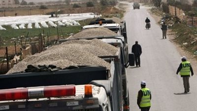 عبور 58 شاحنة مواد البناء إلى قطاع غزة
