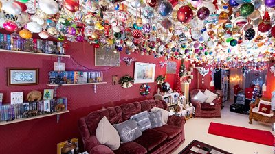 عجوز تزين غرفتها بـ2000 كرة كريسماس (صور)