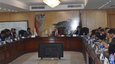 محافظ الفيوم يبحث مع «المشروعات القومية» سبل حل أزمة المشروعات المتعثرة