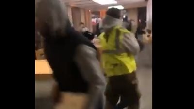 محتجون فرنسيون ينهبون محتويات متجر أبل (فيديو)