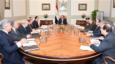 تفاصيل اجتماع السيسي وكبار رجال الدولة.. يؤكد أهمية الالتزام بالقرارات الأممية في ملف القدس.. يطالب بحل سياسي للأزمة اليمنية.. ويتابع الموقف الاقتصادي وتطورات سعر الصرف
