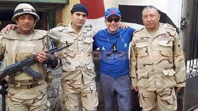 بالصور.. شريف منير يدلي بصوته في الانتخابات بالمقطم