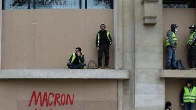 إقرار أول عقوبات بالسجن والغرامة ضد المحتجين في فرنسا